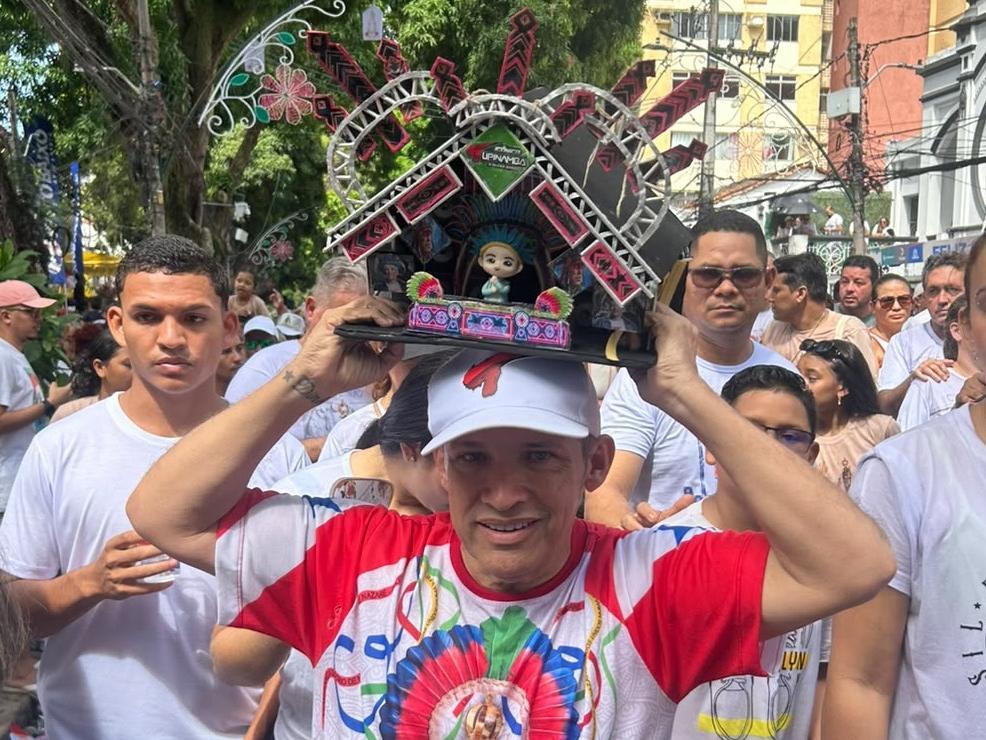 DJ Dinho leva miniatura do Novo Tupinambá ao Círio para pagar promessa
